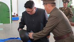 Severokorejský vdce Kim ong-un pi návtv Akademie obranných studií.