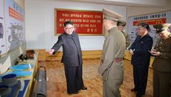 Severokorejský vdce Kim ong-un pi návtv Akademie obranných studií s...