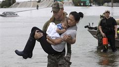 Normáln dstojník houstonské policejní zásahové jednotky Daryl Hudeck zatýká...