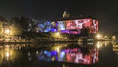 Zámek se světly ladí do festivalových barev. | na serveru Lidovky.cz | aktuální zprávy