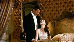 Rhett Butler (Clark Gable) a Scarlett O´Harová (Vivien Leighová) jsou osudovým...