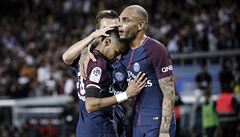 Neymar a Layvin Kurzawa se radují z gólu do sít Toulouse.