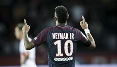 Neymar se raduje z gólu.