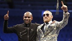 Floyd Mayweather a Conor McGregor se louí s arénou v Las Vegas.