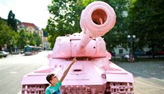 Růžový tank Davida Černého je součástí výstavy Kmeny 90 v Moravské galerii. | na serveru Lidovky.cz | aktuální zprávy
