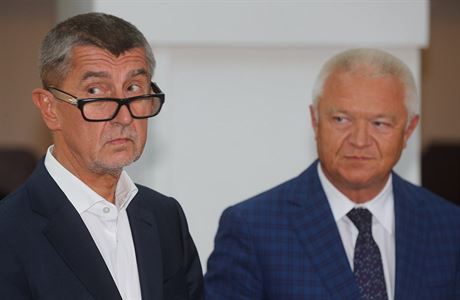 Andrej Babi a Jaroslav Faltýnek na tiskové konferenci.