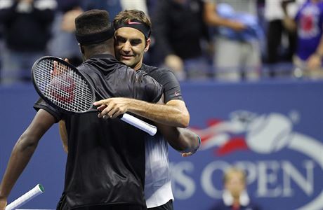 Federer a Tiafoe po výcarov promnném mebolu.