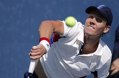 Tomá Berdych v zápase prvního kola US Open proti Ryanu Harrisonovi z USA.