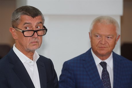 Andrej Babiš a Jaroslav Faltýnek na tiskové konferenci.