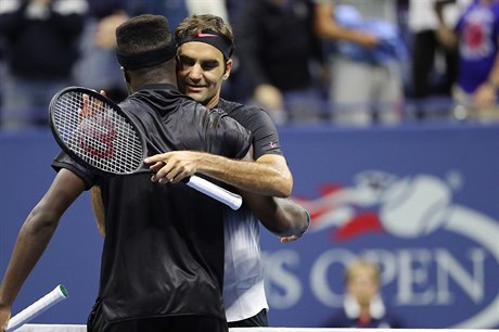 Federer a Tiafoe po výcarov promnném mebolu.