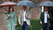 Princ William, Kate a princ Harry na nvtv v zahradch Kensingtonskho...