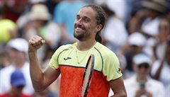 Alexandr Dolgopolov slaví postup ped Tomáe Berdycha do 3. kola US Open.
