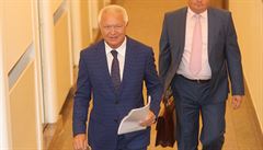 Jaroslav Faltýnek na cest na jednání senátního výboru.