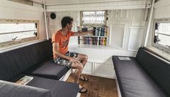 �Nikam nesp�cháme, jedeme pomalu. Vyhýbáme se dálnicím. Na cest� se vzd�láváme,...