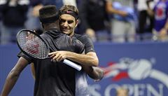 Federer a Tiafoe po Švýcarově proměněném mečbolu.