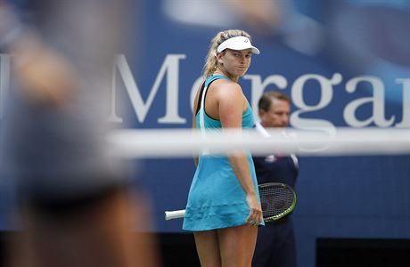 Amerianka CoCo Vandewegheov v osmifinle US Open proti Lucii afov.