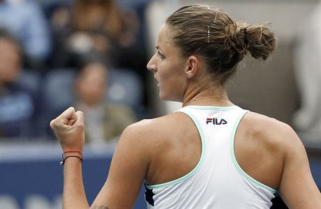 Karolna Plkov ve tvrtfinle US Open proti CoCo Vandewegheov.