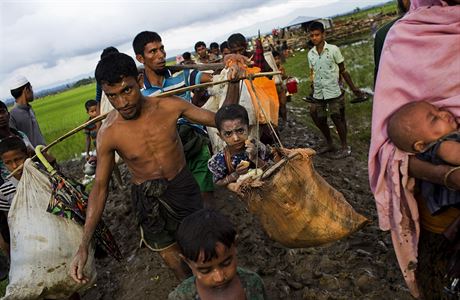 Muslimská menina Rohing prchá z Barmy do Bangladée.