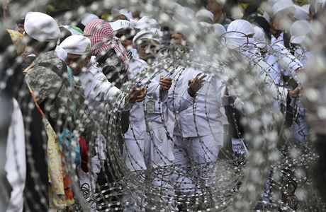Protesty muslim u ambasdy Myanmaru v Jakart.