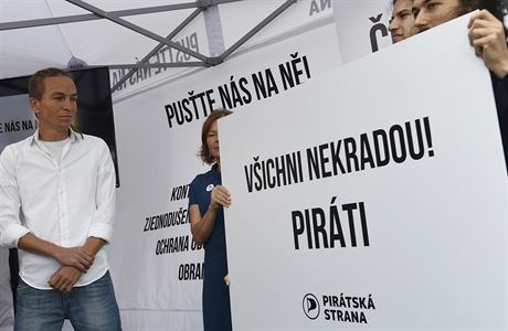 Pedseda Pirtsk strany Ivan Barto (vlevo) zahjil 7. z v Praze...