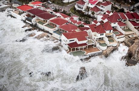 Luxusní vily na ostrov Saint Martin poniily záplavy spojené s hurikánem Irma.