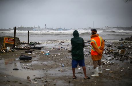 Obyvatelé Dominikánské republiky si prohlíí kody napáchané hurikánem Irma.