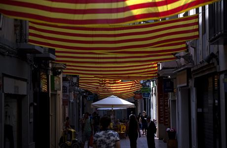 Lid prochzej pod katalnskmi vlajkami pobl Barcelony.