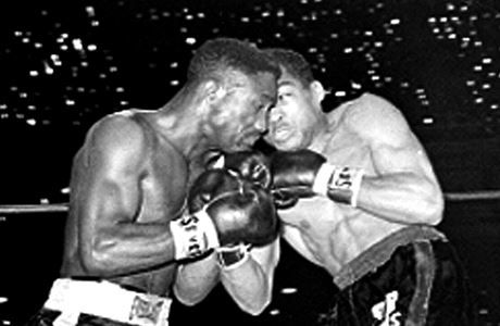 Kubánský boxer Sugar Ramos (vpravo), jen zemel v nedli 3. záí ve vku 75...