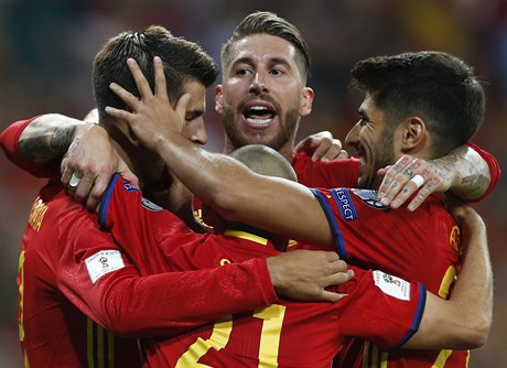 Fotbalisté Španělska se radují z jednoho ze tří gólů v síti Itálie.