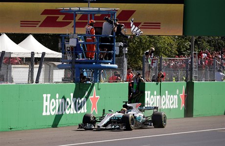 Lewis Hamilton projíždí cílem GP Itálie na legendárním okruhu v Monze.