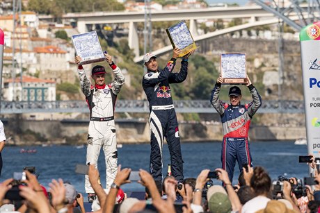 Akrobatický pilot Martin Šonka (uprostřed) vyhrál podnik série Red Bull Air...