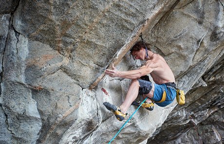 Sportovní lezec Adam Ondra vylezl 3. záí v norském Flatangeru nejt잚í cestu...