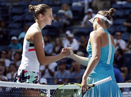 Karolína Plíková a Jennifer Bradyová po zápase v osmifinále US Open 2017.