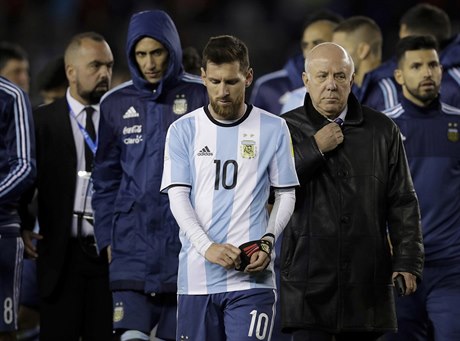 Lionel Messi odchází ze hit se sklopenou hlavou. Argentina klesla na nepostupovou píku.