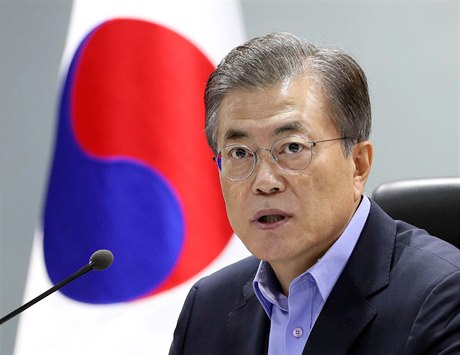 Jihokorejský prezident Moon Jae-in na schzce Národní rady bezpenosti (NSC) v...