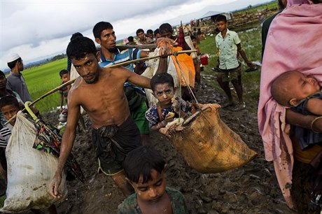 Muslimská menina Rohing prchá z Barmy do Bangladée.