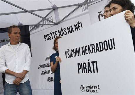 Pedseda Pirátské strany Ivan Barto (vlevo) zahájil 7. záí v Praze...
