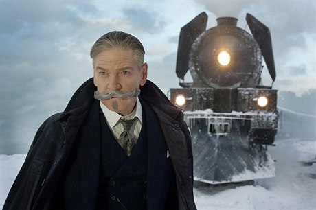 Kenneth Branagh jako Poirot ve Vrad v Orient expresu.