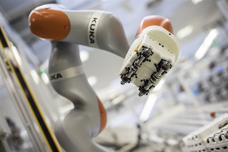 Kooperativní robot Kuka v továrn koda Auto ve Vrchlabí