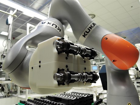 Kooperativní robot Kuka v továrn koda Auto ve Vrchlabí