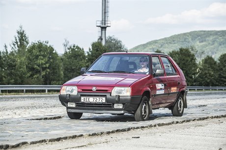 koda Favorit vypjená z Retroautomuzea ve Strnadicích na polygonu Tatra v...