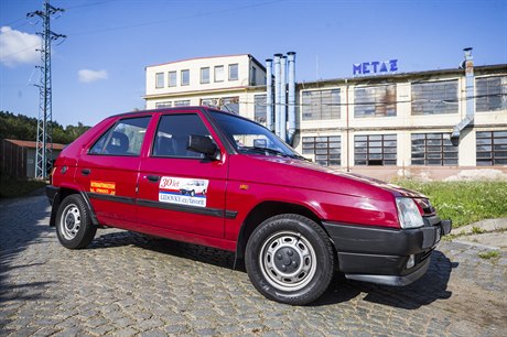 Vyp�j�ená �koda Favorit v areálu spole�nosti Metaz v Týnci nad Sázavou