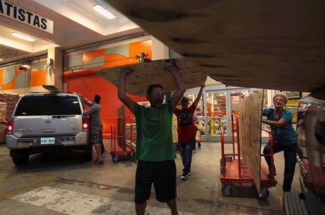 Lidé v Portoriku nakupují materiály, aby zabezpeili své domy. Blíí se hurikán...