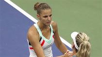 Karolína Plíšková gratuluje Coco Vandewegheové k postupu do semifinále US Open...