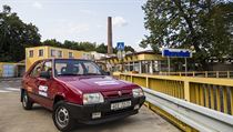 Vypůjčená Škoda Favorit před areálem továrny Buzuluk v Komárově