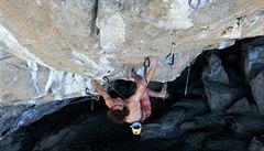 Adam Ondra p�i zdolávání trasy s obtí�ností 9c.