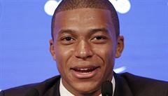 Kylian Mbappe u je oficiáln hráem Paris St. Germain.