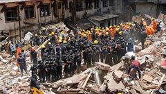 Záchranái pátrají po peivích zícení budovy v Bombaji.