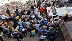 V Bombaji pátrají po peivích tragédie zícené budovy.