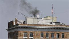 Dým vycházející z budovy ruského konzulátu v San Francisku.